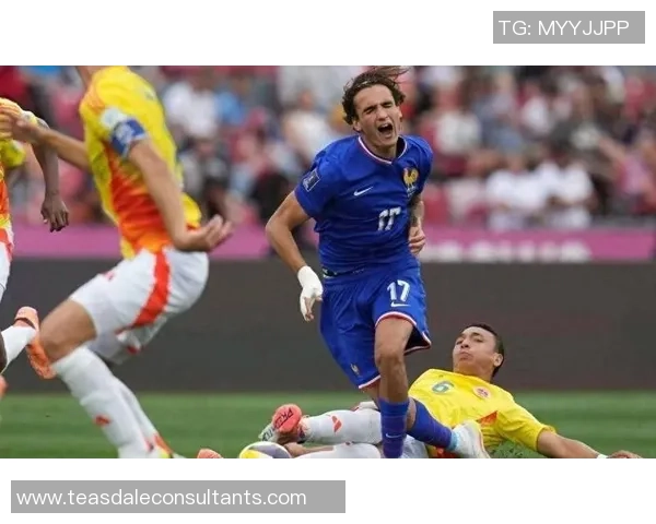 足球场上的闪电之星他以惊人的速度征服了绿茵场