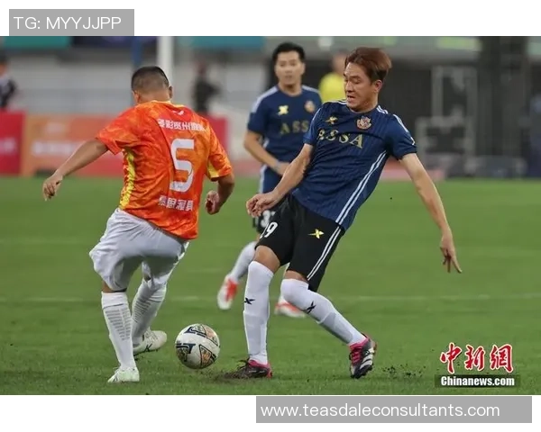 足球明星在街头的真实瞬间路人视角下的精彩捕捉与故事分享